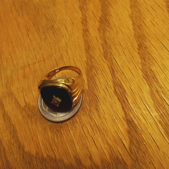 5.7 G gold ring w/onyx stone an diamond in center